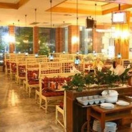 13 Coins Airport Hotel Ngam Wong Wan - Domestic Bangkok Exterior foto