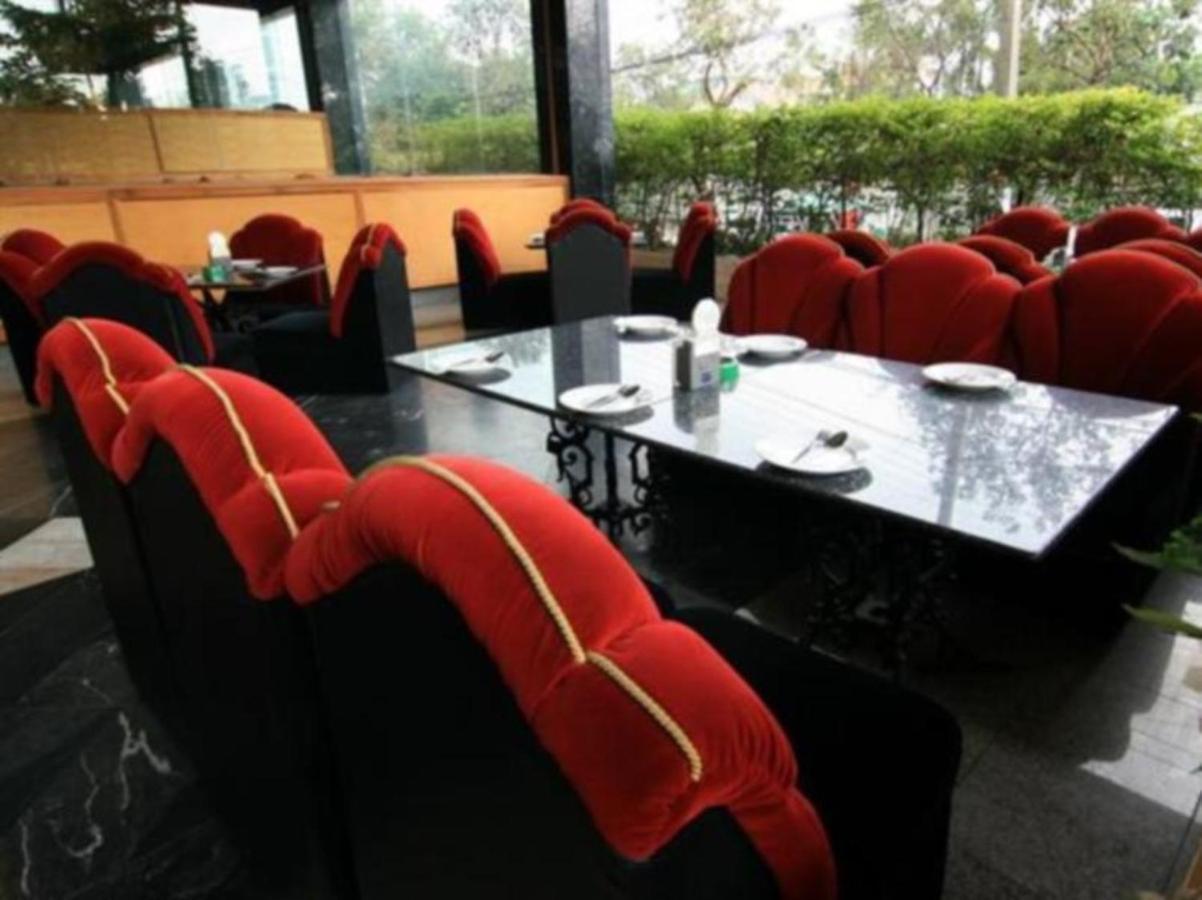 13 Coins Airport Hotel Ngam Wong Wan - Domestic Bangkok Exterior foto
